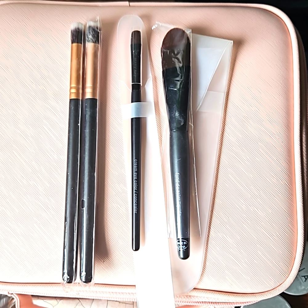 4 new makeup brushes